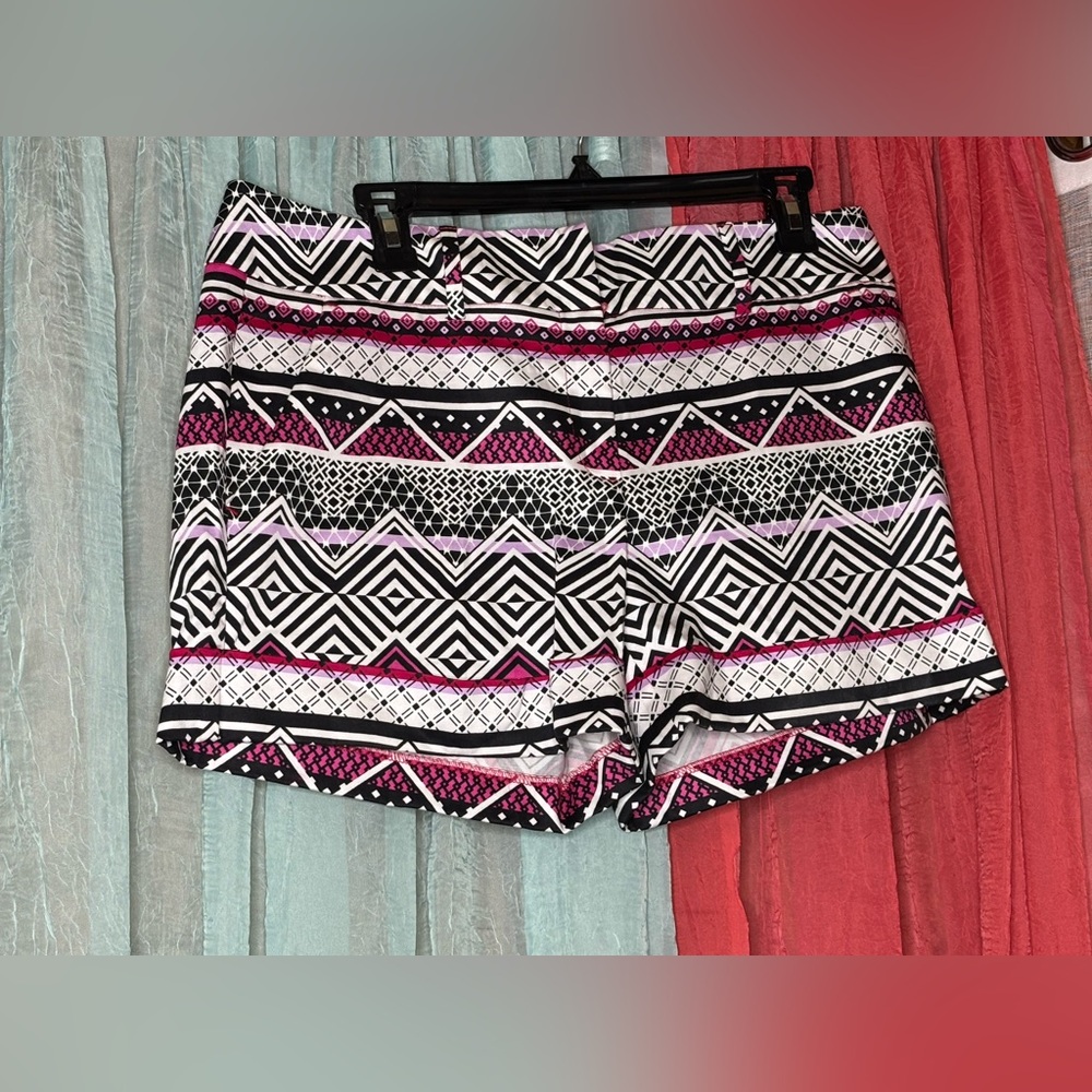 NY&C Geometric Patterned Women's Shorts NWOT